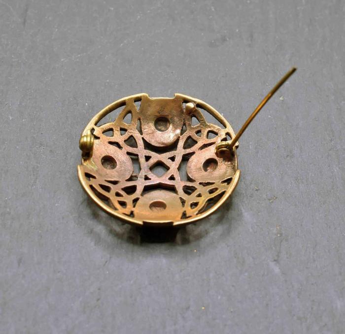 Rückseite mit geöffneter Nadel Keltische Brosche mit Triskelen aus Bronze von Belanas Schatzkiste